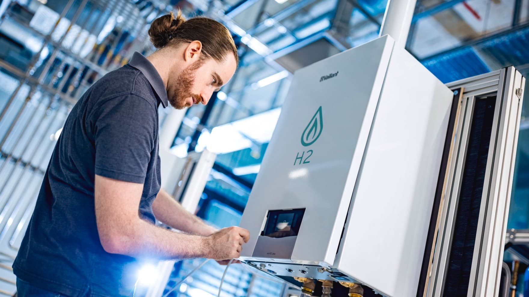 Muž pracující na kotli Vaillant H2 ready