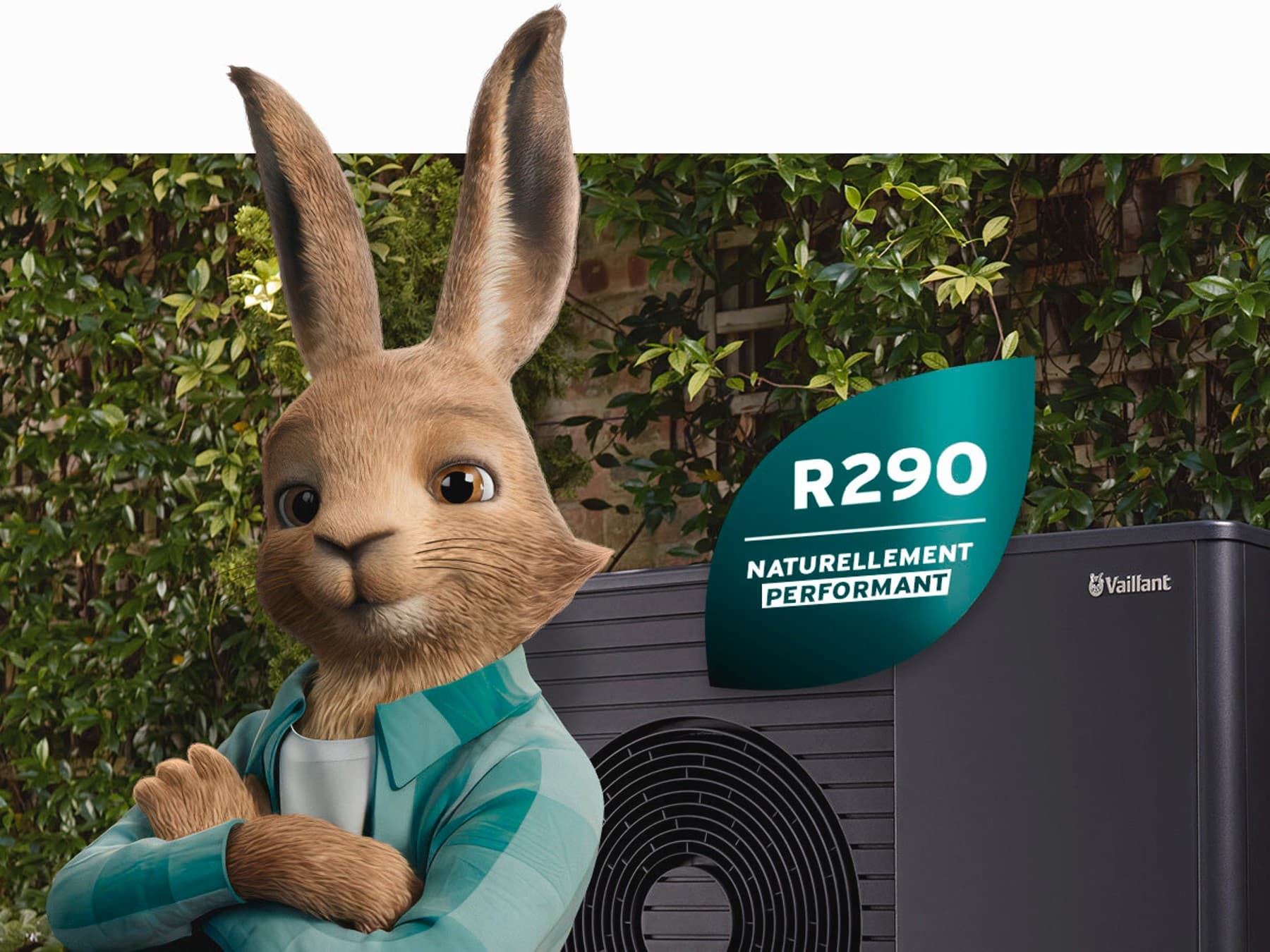 Zajíc Vaillant s logem přírodního chladiva před tepelným čerpadlem aroTHERM plus