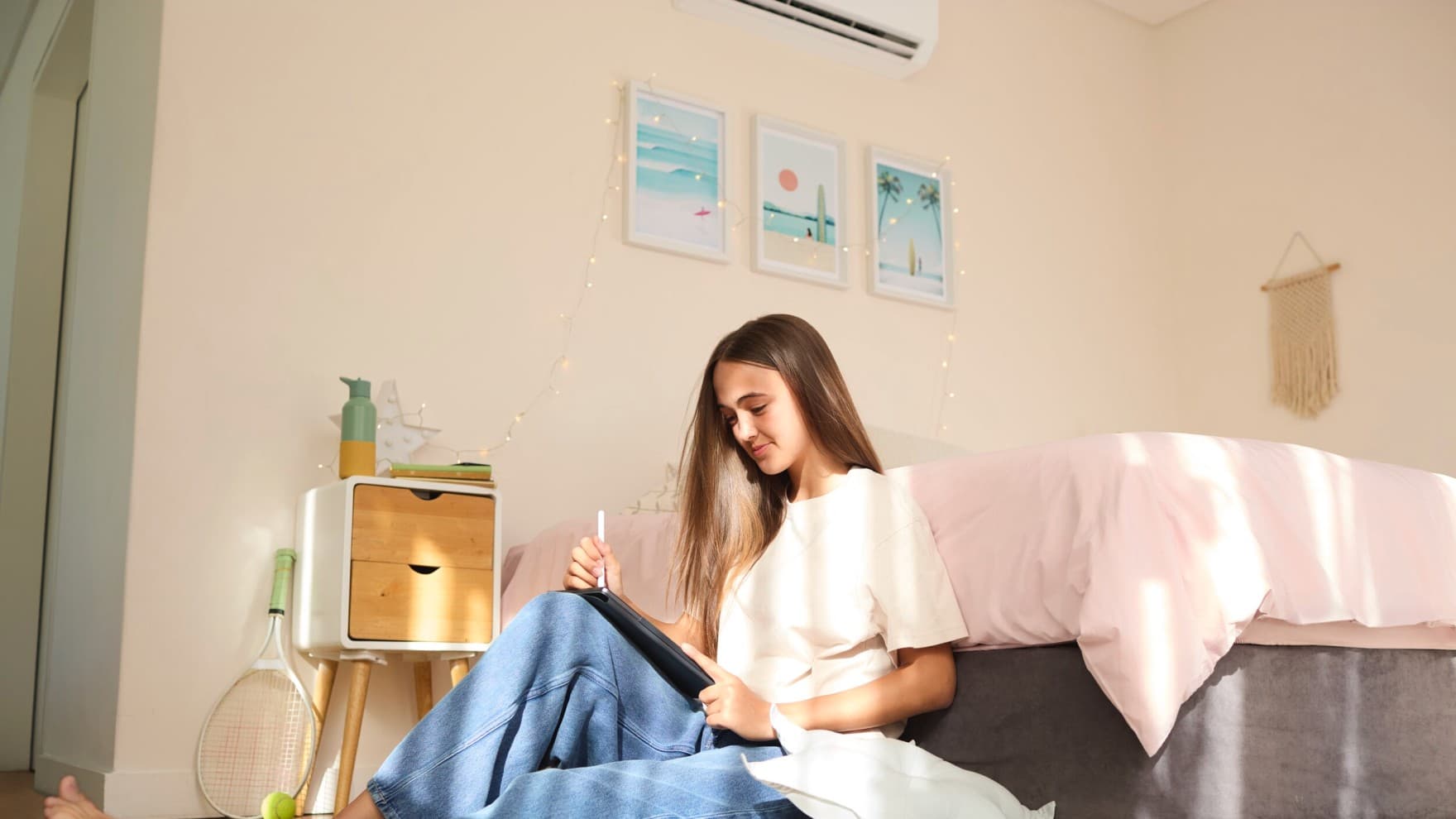 Klimatizace climaVAIR plus v pokoji teenagerů na stěně pod stropem