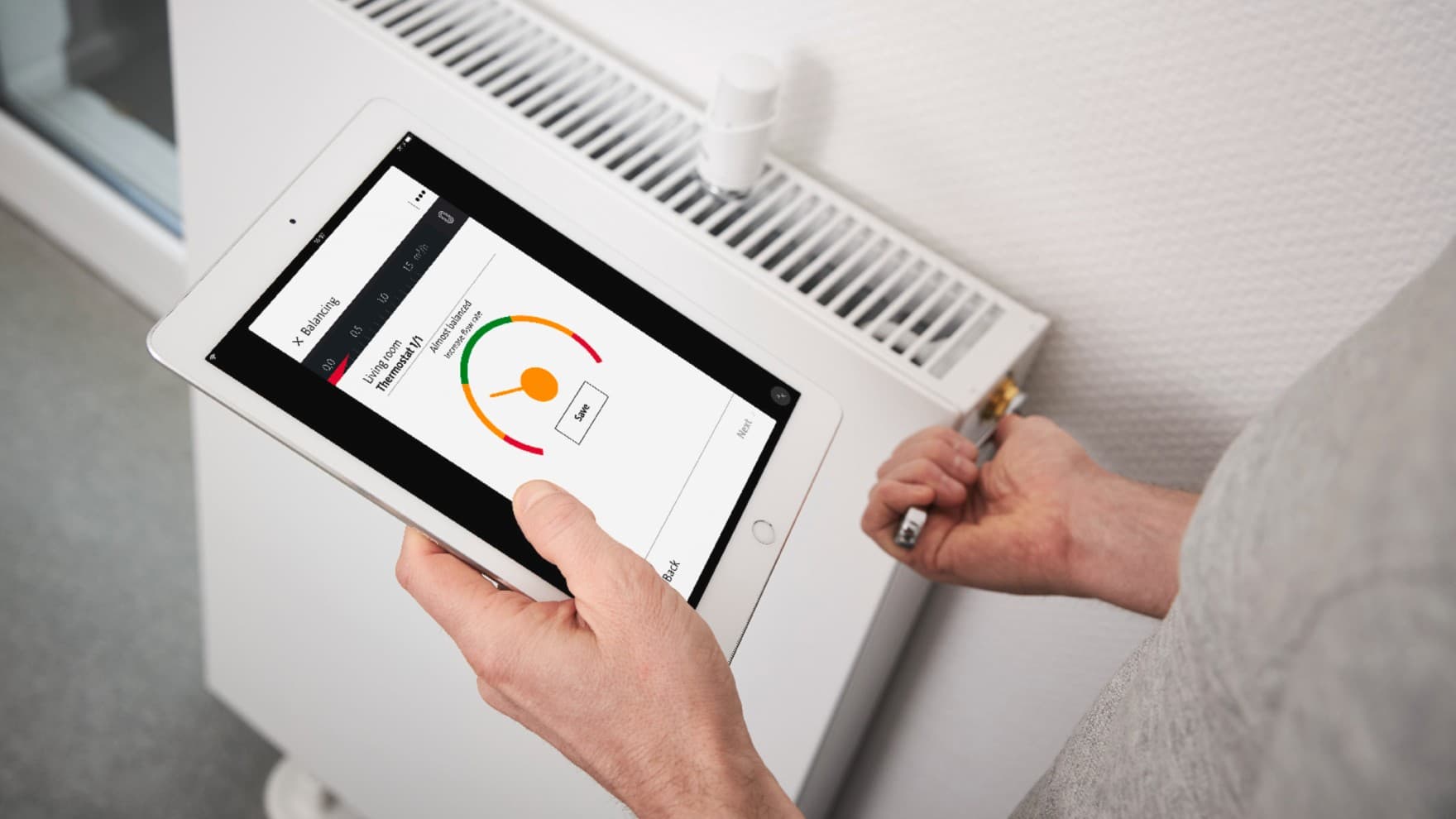 Instalatér provádí hydraulické vyvažování