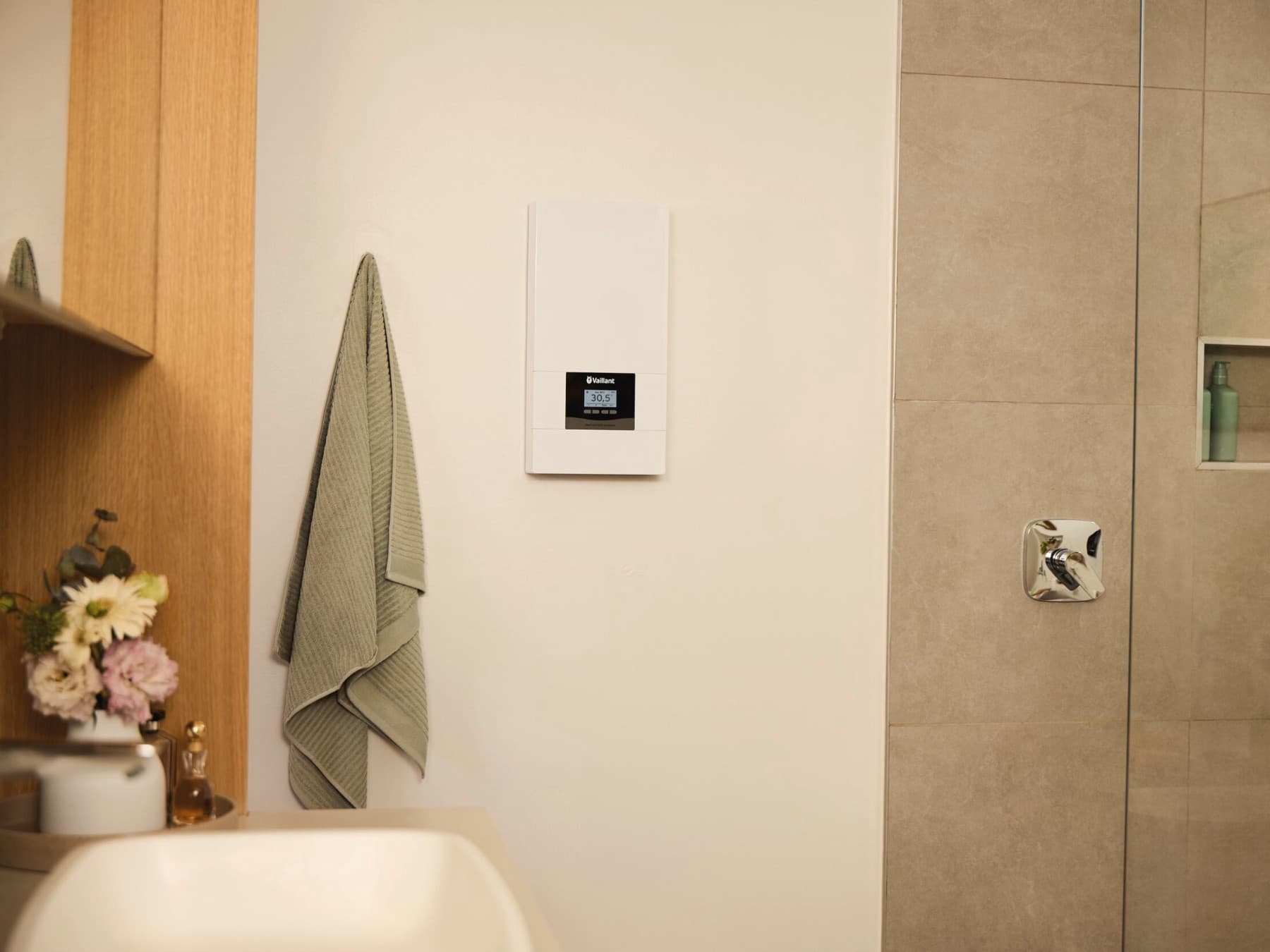 Elektronický průtokový ohřívač vody Vaillant VED v koupelně
