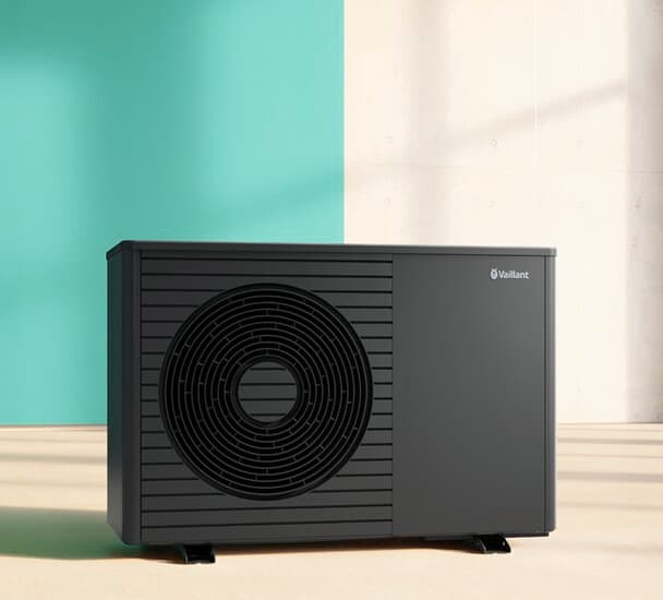 Pohled zepředu na zařízení aroTHERM plus v čisté místnosti