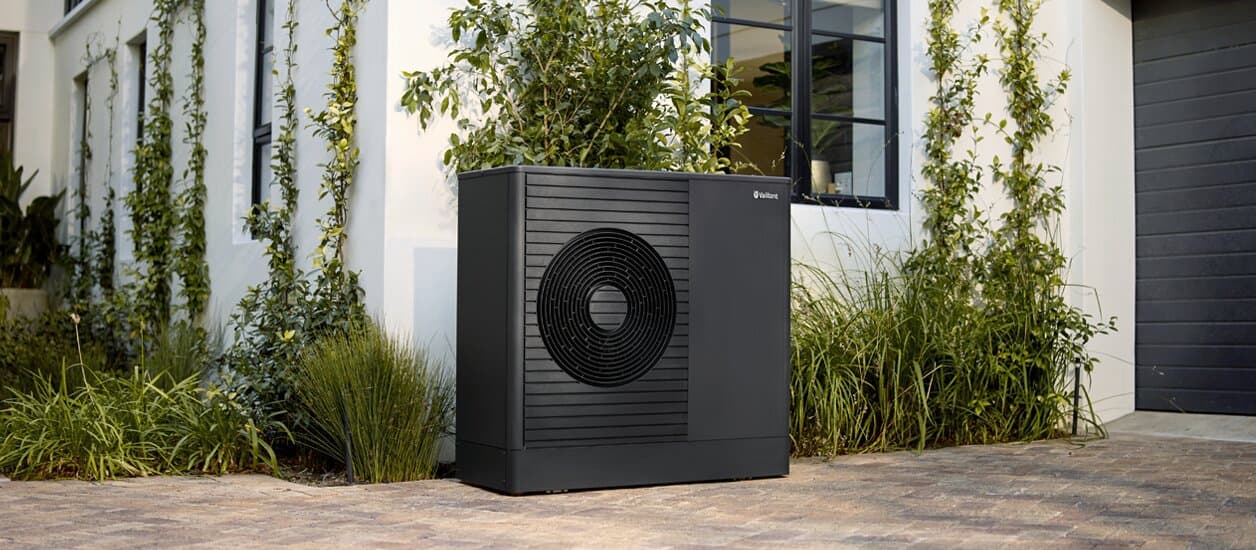 aroTHERM plus umístěný před domem