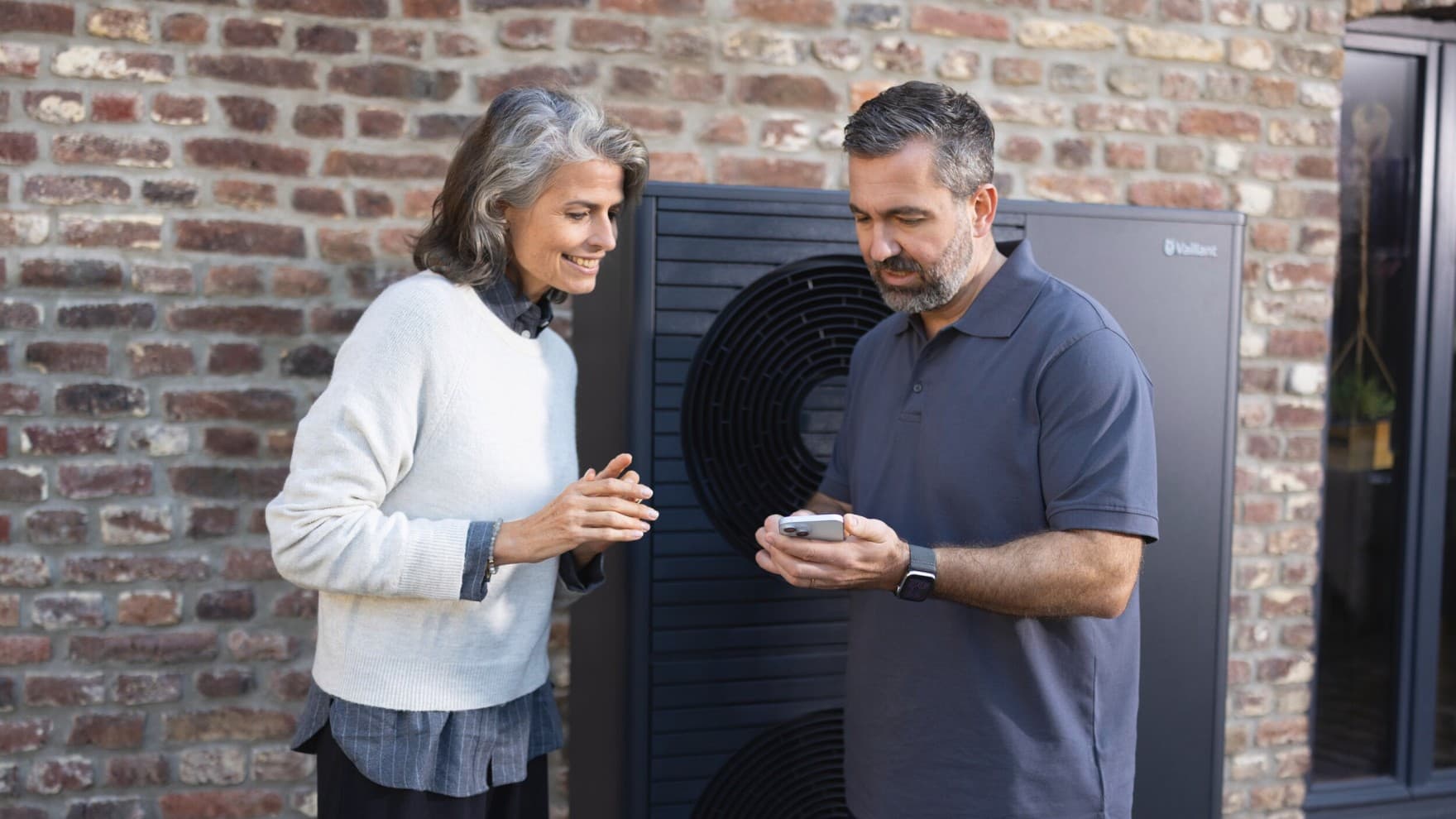 Instalatér vysvětluje ženě aplikaci myVaillant