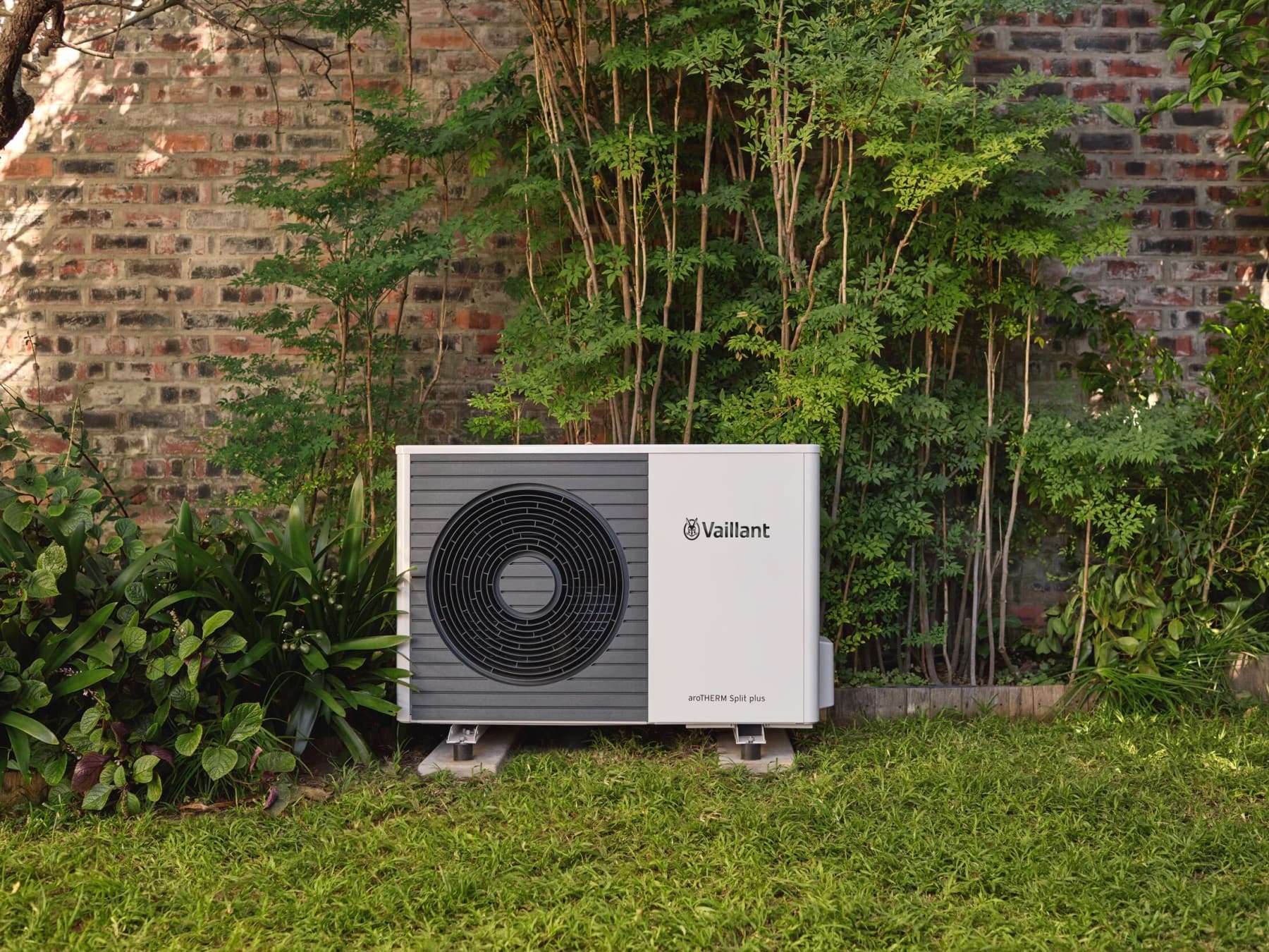 aroTHERM Split plus před domem