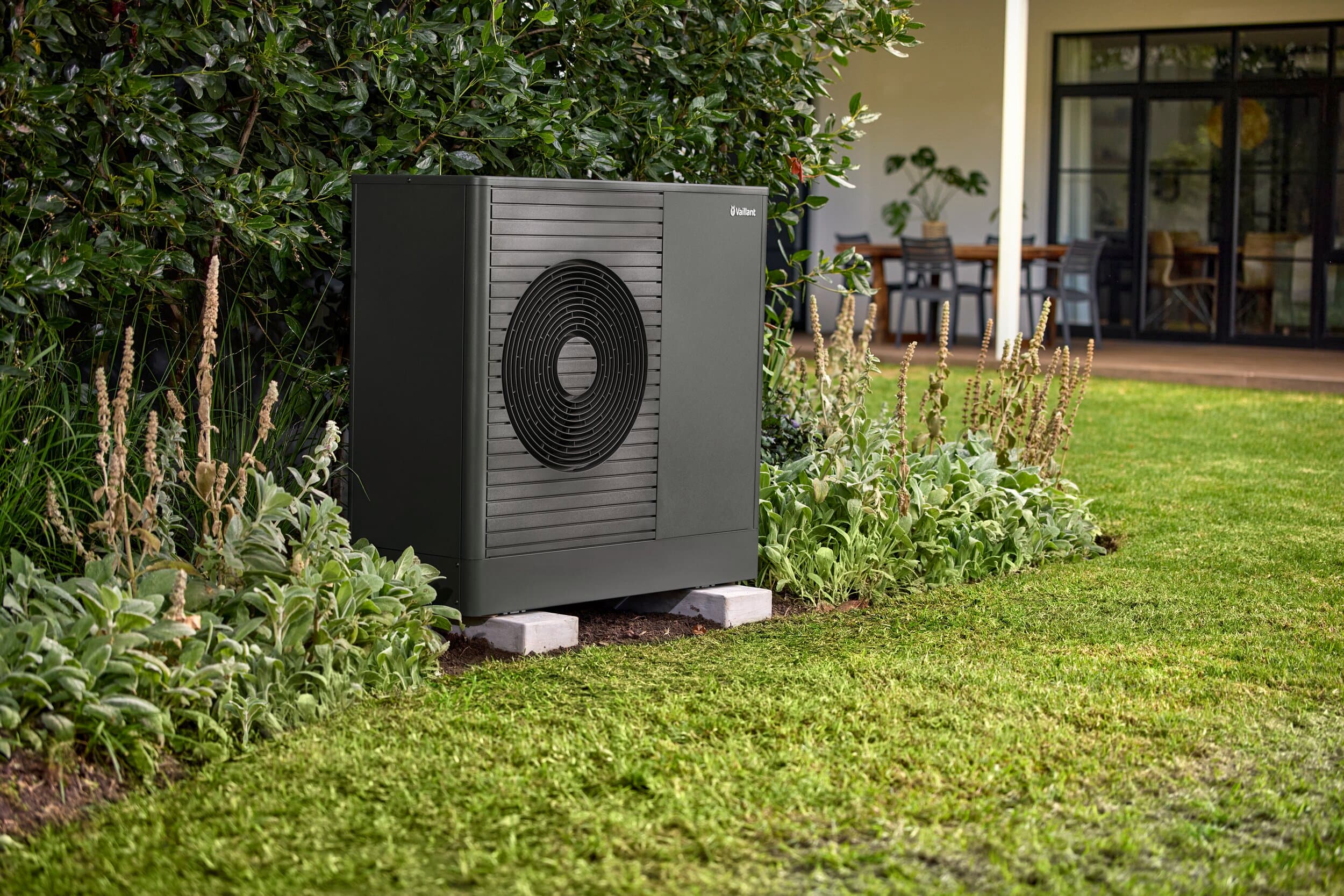 aroTHERM plus umístěný v zahradě