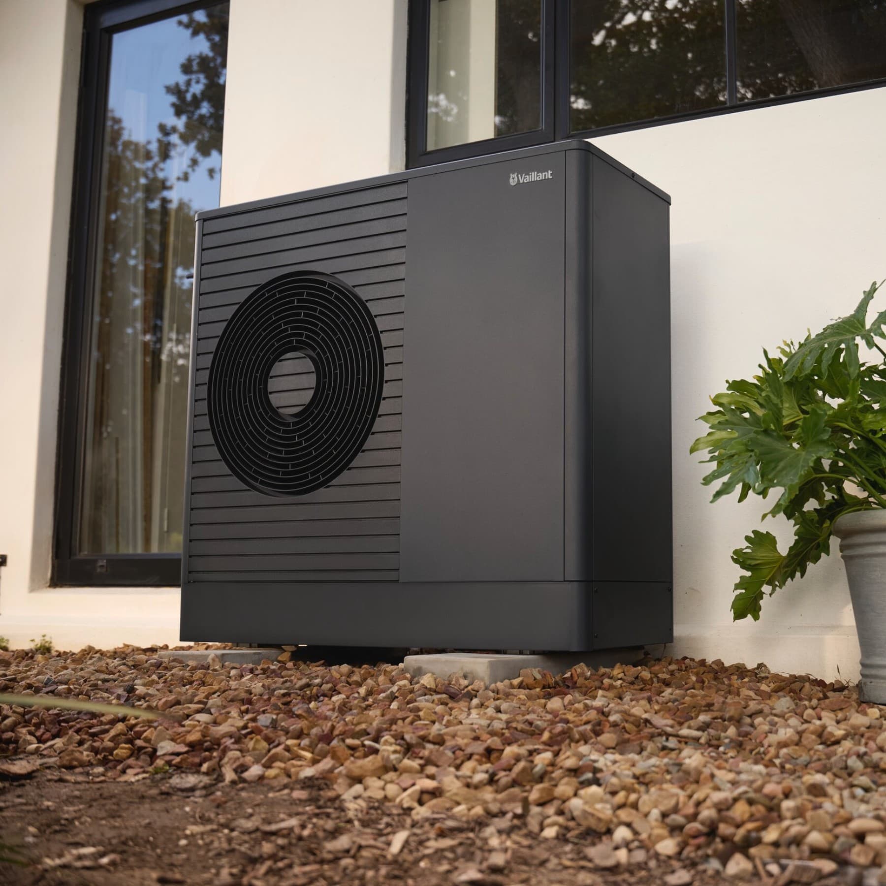 AroTHERM plus v blízkosti dveří