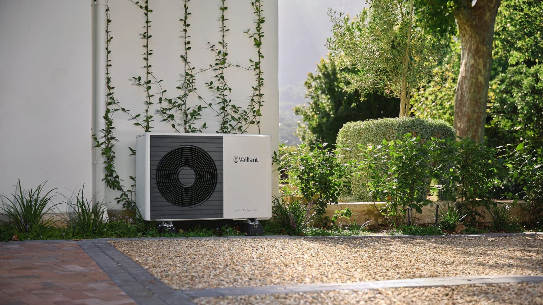 aroTHERM Split plus venku před domem