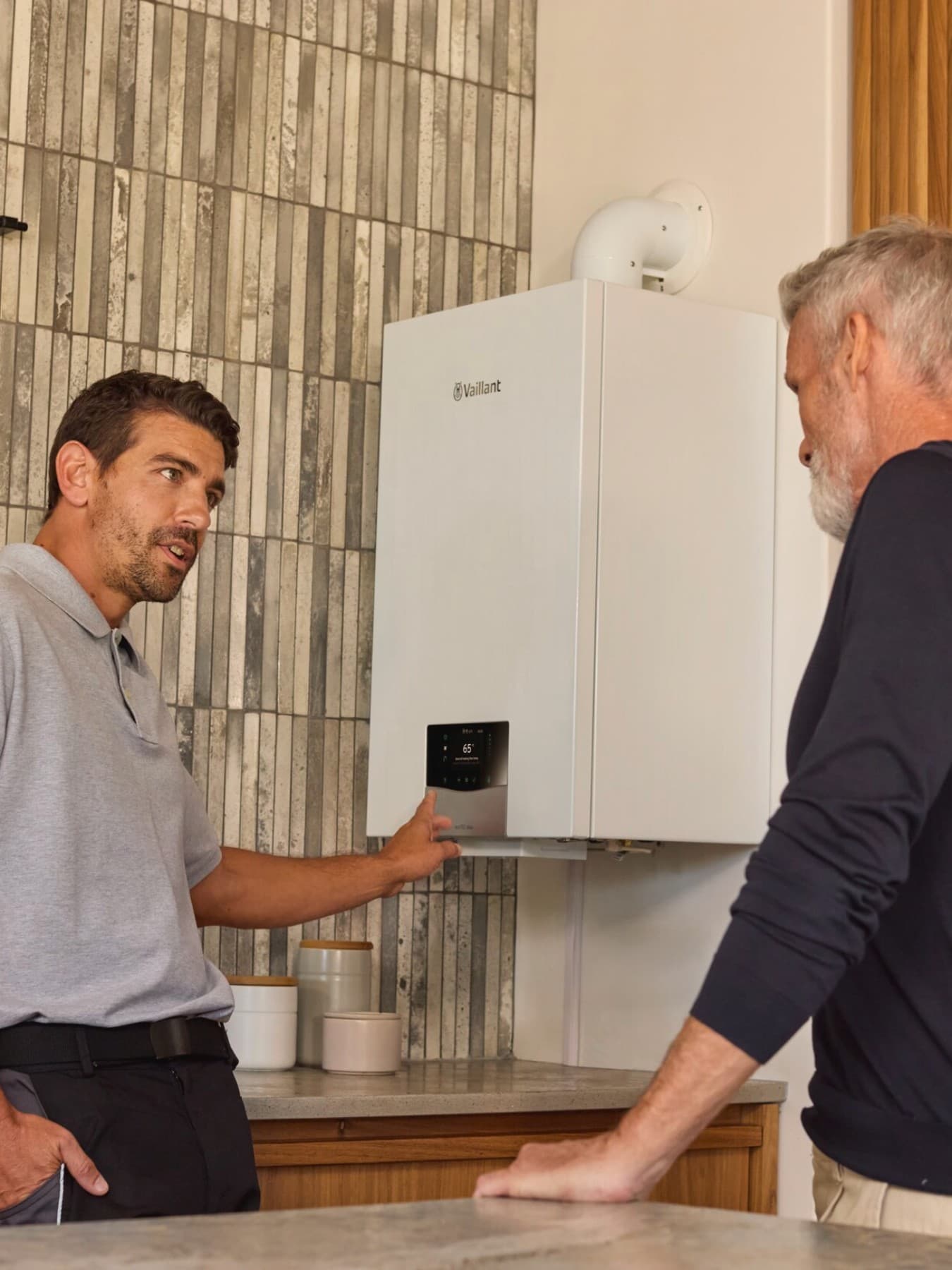 Instalatér vysvětluje zákazníkovi fungování kotle
