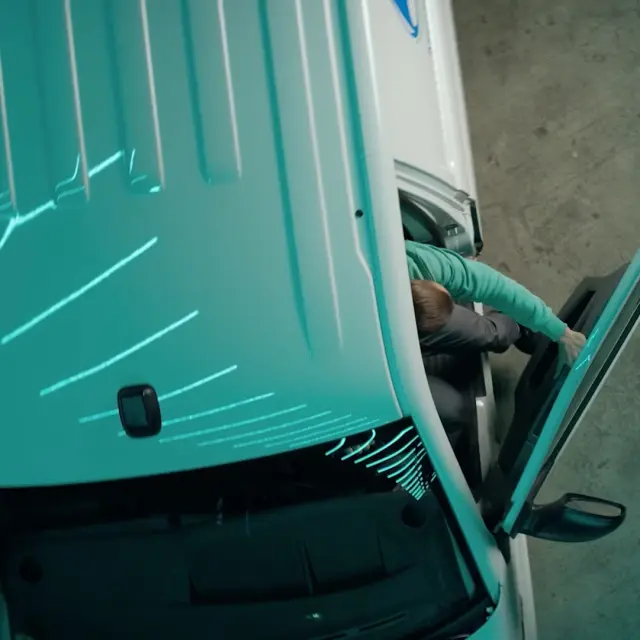 Instalatér nahlíží do své skříňky s nářadím